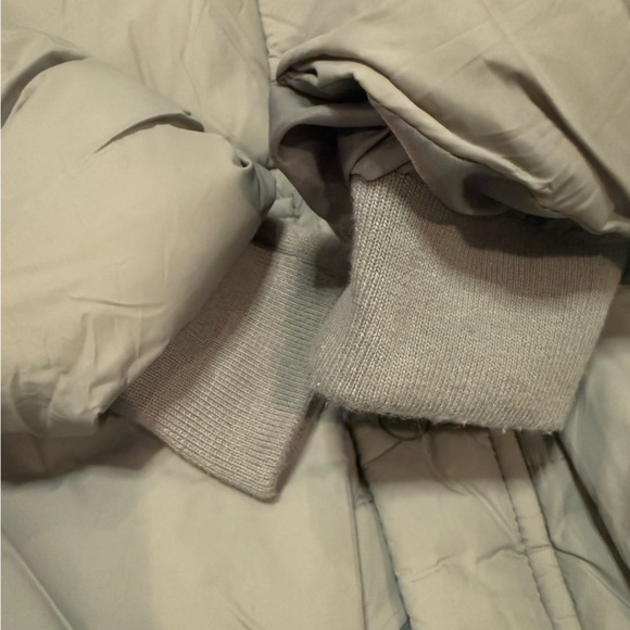 Zara Green Puffer Jacket with Hood and Quilted Material - Picture 4 of 4